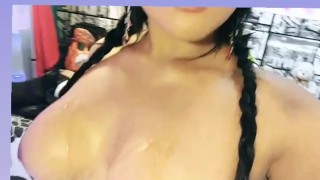 Mis tetas grandes recibiendo amor