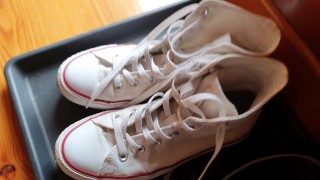 Cum her Converse