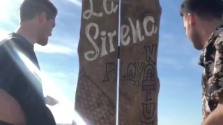 Va a una playa nudista con su amigo y se lo folla - Seba Terry