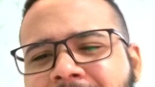batendo uma bad com pasta de dente enquanto toca Save Me