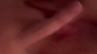 Una  italiana si diverte e squirta con un vibratore lussureggiante