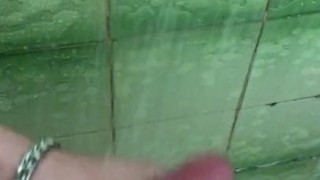 Мою член и дрочу