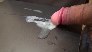 スライムみたいな特濃精液を吐き出す粗末なちんこ君。