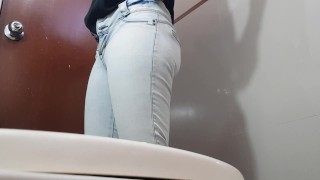 venezolana hermosa orinando