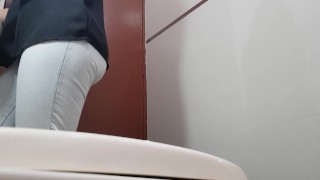 venezolana hermosa orinando