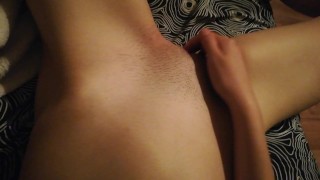 Bawie sie swoja owłosiona cipka