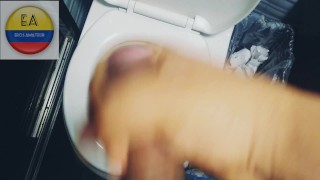 con pene peludo se masturba en el baño de la escuela