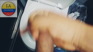 con pene peludo se masturba en el baño de la escuela