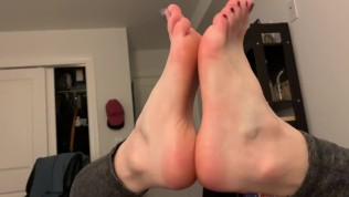 College Girl From Tinder Gives Me a Footjob and Let's Me Film It! 
