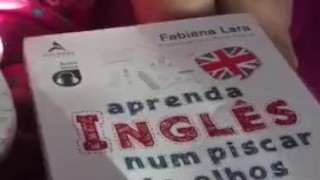 @tici_feet | Reading and learning (feet in background) | Aprendendo um pouco (e meus pezinhos atrás)