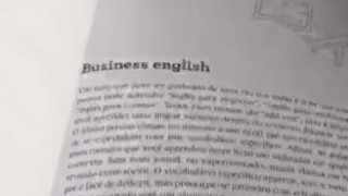 @tici_feet | Reading and learning (feet in background) | Aprendendo um pouco (e meus pezinhos atrás)