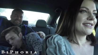 BiPhoria - 性感的 Uber 司机和饥渴的同性恋情侣坐在后座