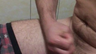 Парень в звездных штанах мастурбирует и кончает на самоизоляции