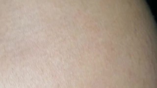 MUJER CALIENTE SE MASTURBA CON CONSOLADOR