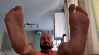 foot fetish mickyman showing feet.