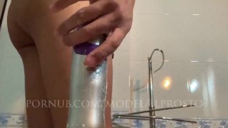 Metiéndome dildos enormes 10' y un bote de champú de todas las maneras posibles