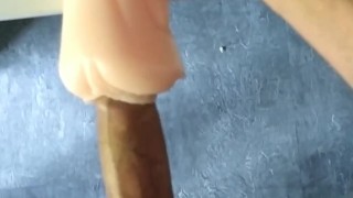 Se folla una vagina de latex, y se corre dentro