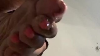 Kitty’s dangling feet