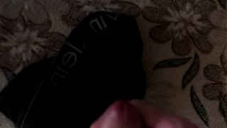 Молодой парень дрочит ствол и Кончает на трусы