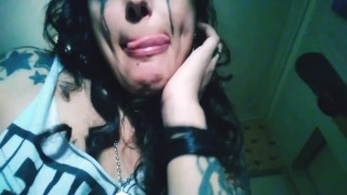 Cecile Pleasure se masturba con vídeos y revistas