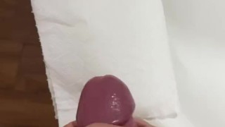 Парень дрочит свой толстый член