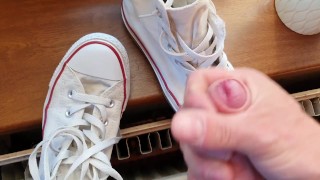 Cumming on her Converse