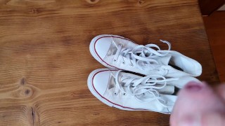 Cumming on her Converse