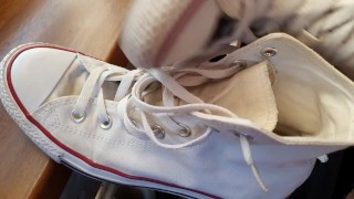 Cumming on her Converse