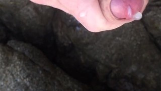 Публично Крупно кончает. Сперма летит в разные стороны