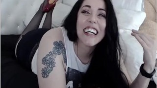 Milf gets horny, fingering her pussy on cam
