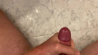 РУССКИЙ ПАРЕНЬ ДРОЧИТ в ванной ЧЛЕН ОЧЕНЬ БЛИЗКО И КОНЧАЕТ замедленная съемка