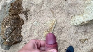 ПАРЕНЬ дрочит прилюдно НА ПЛЯЖЕ. Чуть не был застукан
