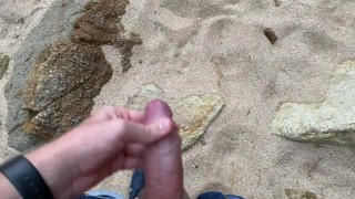 ПАРЕНЬ дрочит прилюдно НА ПЛЯЖЕ. Чуть не был застукан