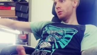 Jacks Head like a left shaking while cumming