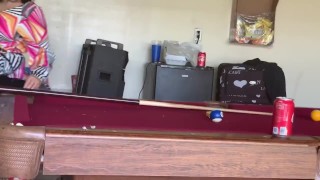 diosaera y Zeus tratando de tener sexo en la mesa de billar 