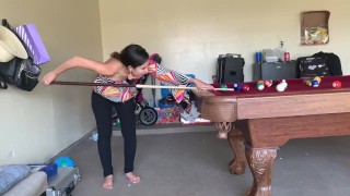 diosaera y Zeus tratando de tener sexo en la mesa de billar 