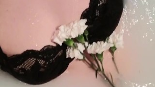 Красивая дрочка в ванной полной молока