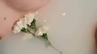 Красивая дрочка в ванной полной молока