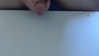 homme se masturbe et fait sortir son jus