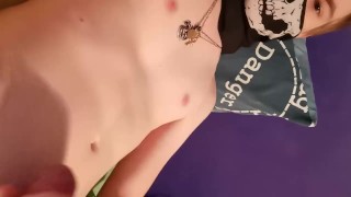 Minet blond se branle car il a trop chaud