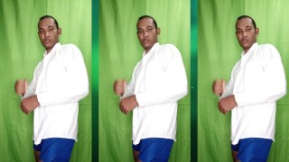 Hombre vistiéndose lentamente, seriamente y sensualmente