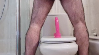 Me follo de espaldas el culo con un dildo