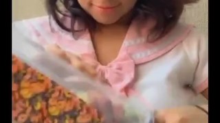  caliente linda colegiala corre con sus grandes tetas saltando