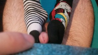 HORNY MILF GIVES NEIGHBOR A SOCKJOB UNTIL HE CUMS ON HER FEET