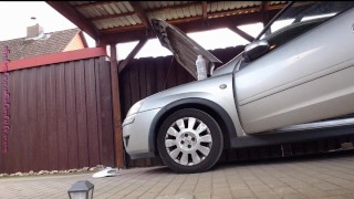 Nylonjunge ist Draußen in Strumpfhose ** Auto Fun **