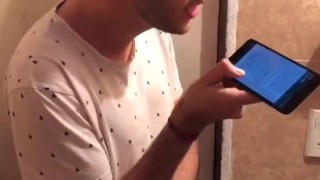 Despierta a su amigo sentándose en su polla *porno en español* Seba Terry