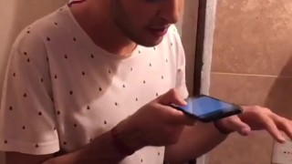 Despierta a su amigo sentándose en su polla *porno en español* Seba Terry