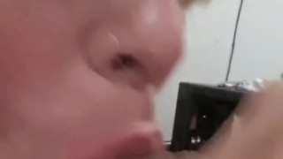 MAMADA!! Le chupo la polla y las bolas y luego se viene en mi cara.. CORRIDA