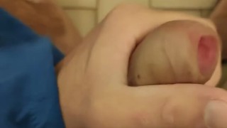 Ragazzo sborra rapidamente nel cestino della piscina