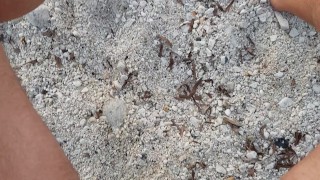 Pisciata in pubblico sulla spiaggia